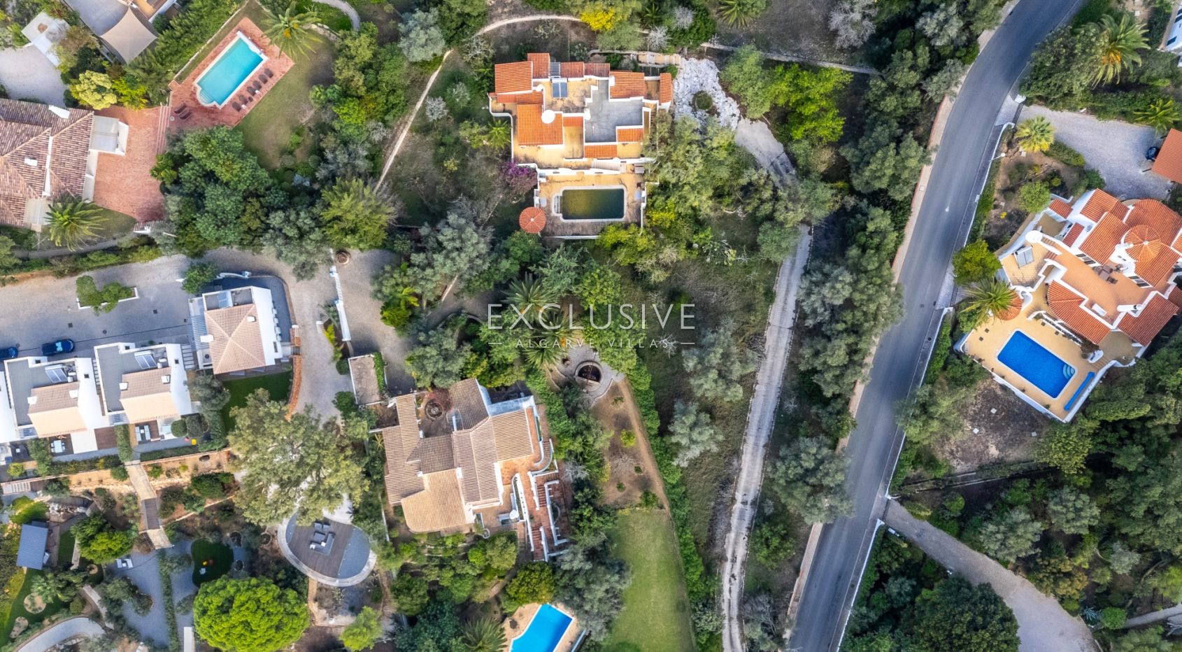 Villa Carvoeiro, renovation opportunity in a prime location, large plot, distant sea views