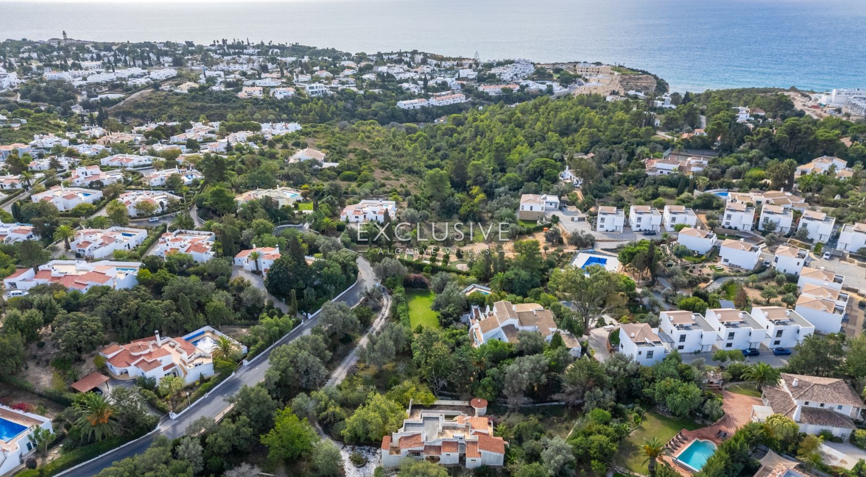 Villa Carvoeiro, renovation opportunity in a prime location, large plot, distant sea views