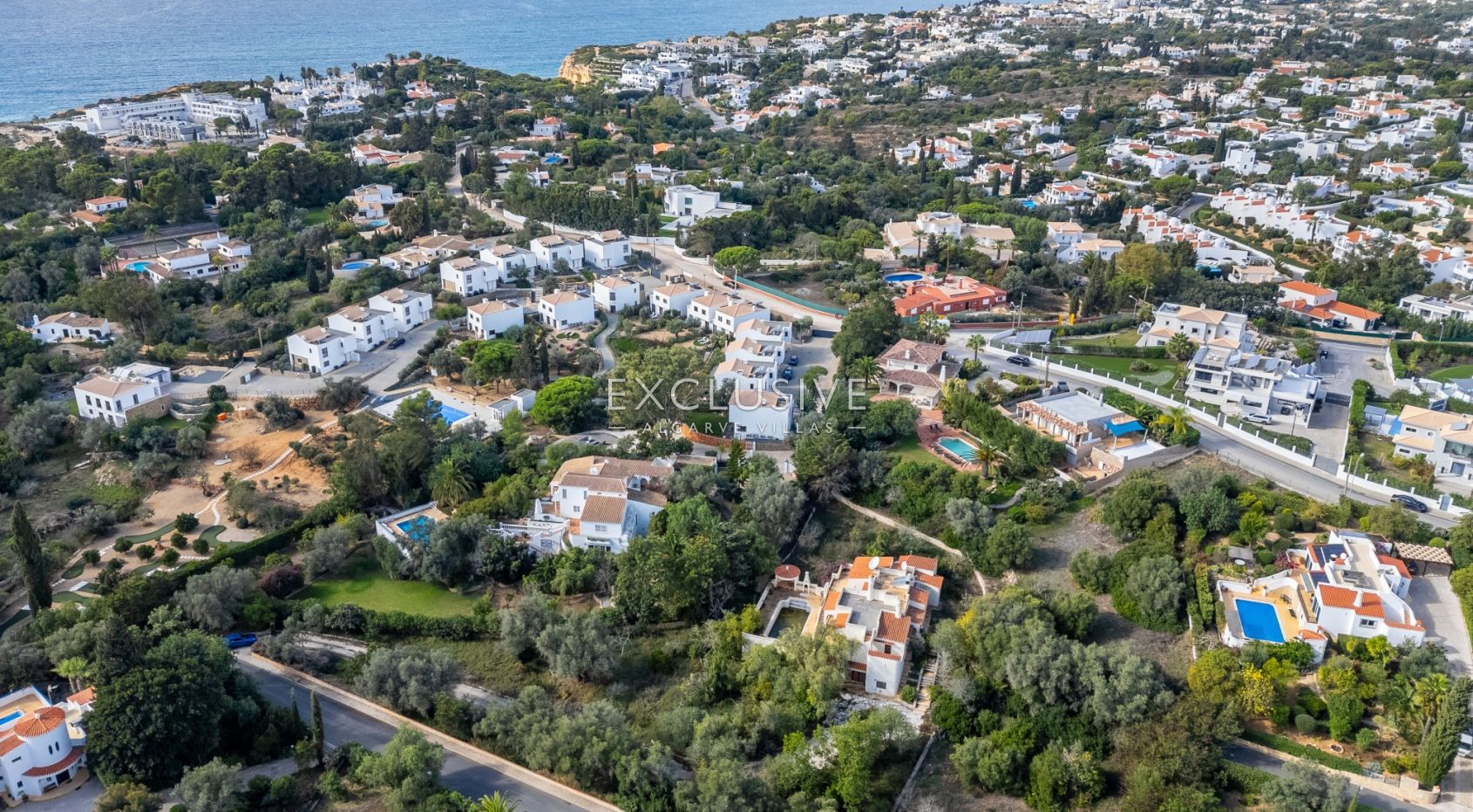 Villa Carvoeiro, renovation opportunity in a prime location, large plot, distant sea views
