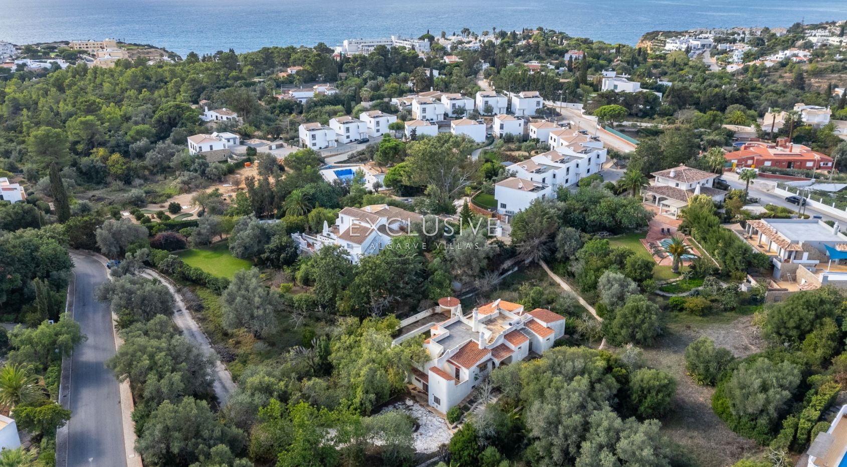 Villa Carvoeiro, renovation opportunity in a prime location, large plot, distant sea views