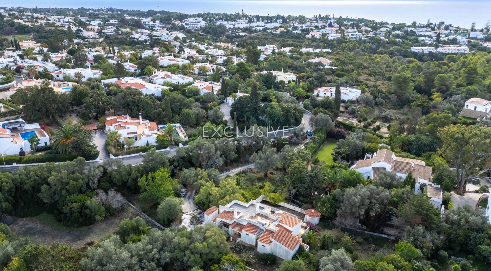 Villa Carvoeiro, renovation opportunity in a prime location, large plot, distant sea views
