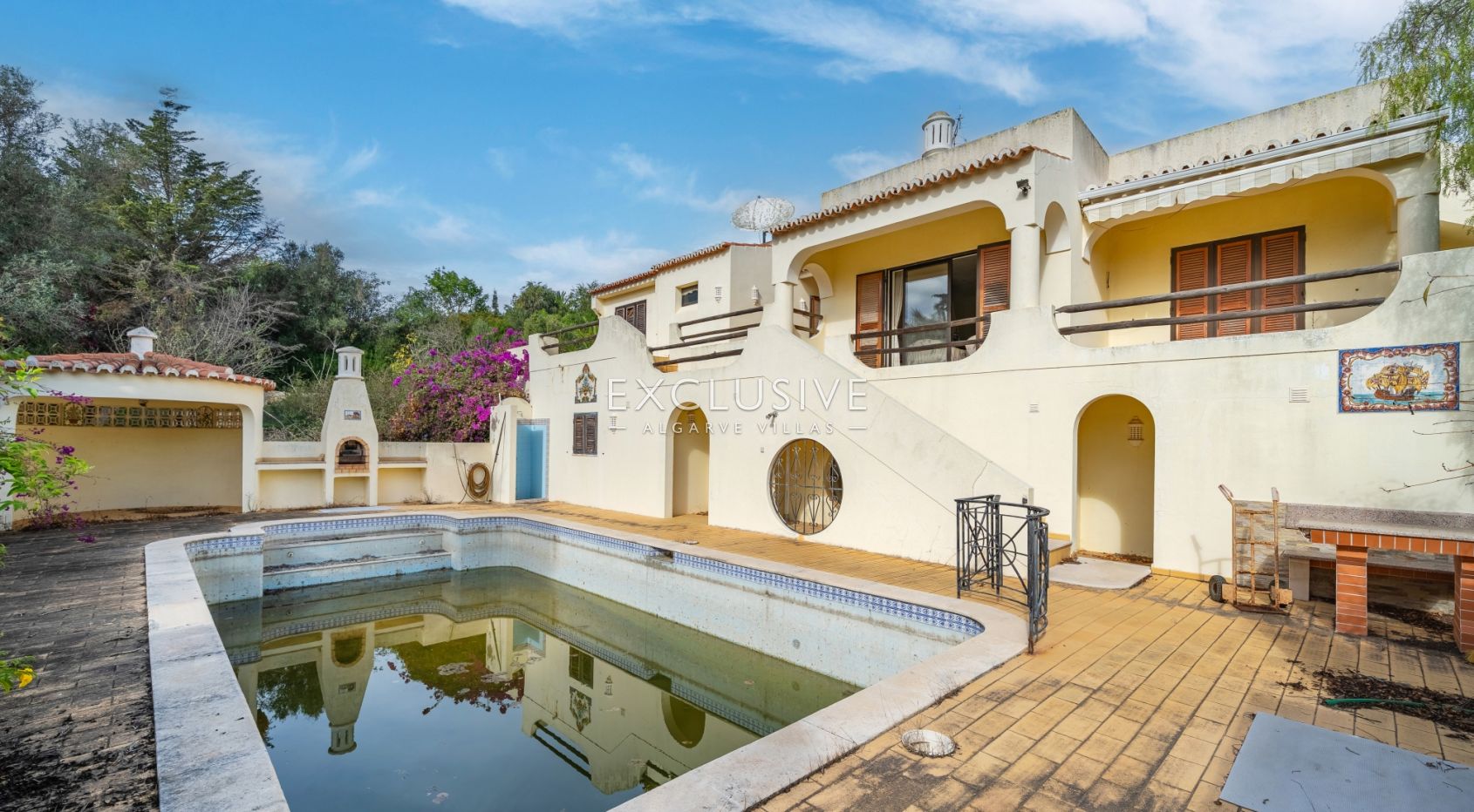 Villa Carvoeiro, renovation opportunity in a prime location, large plot, distant sea views