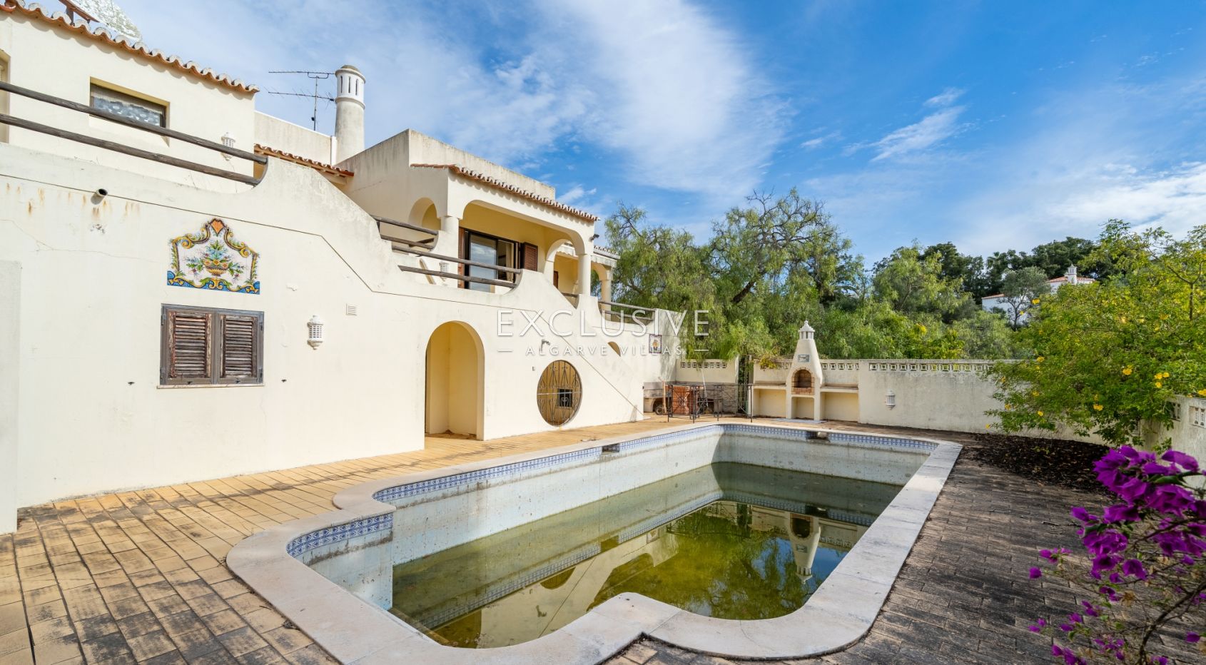 Villa Carvoeiro, renovation opportunity in a prime location, large plot, distant sea views