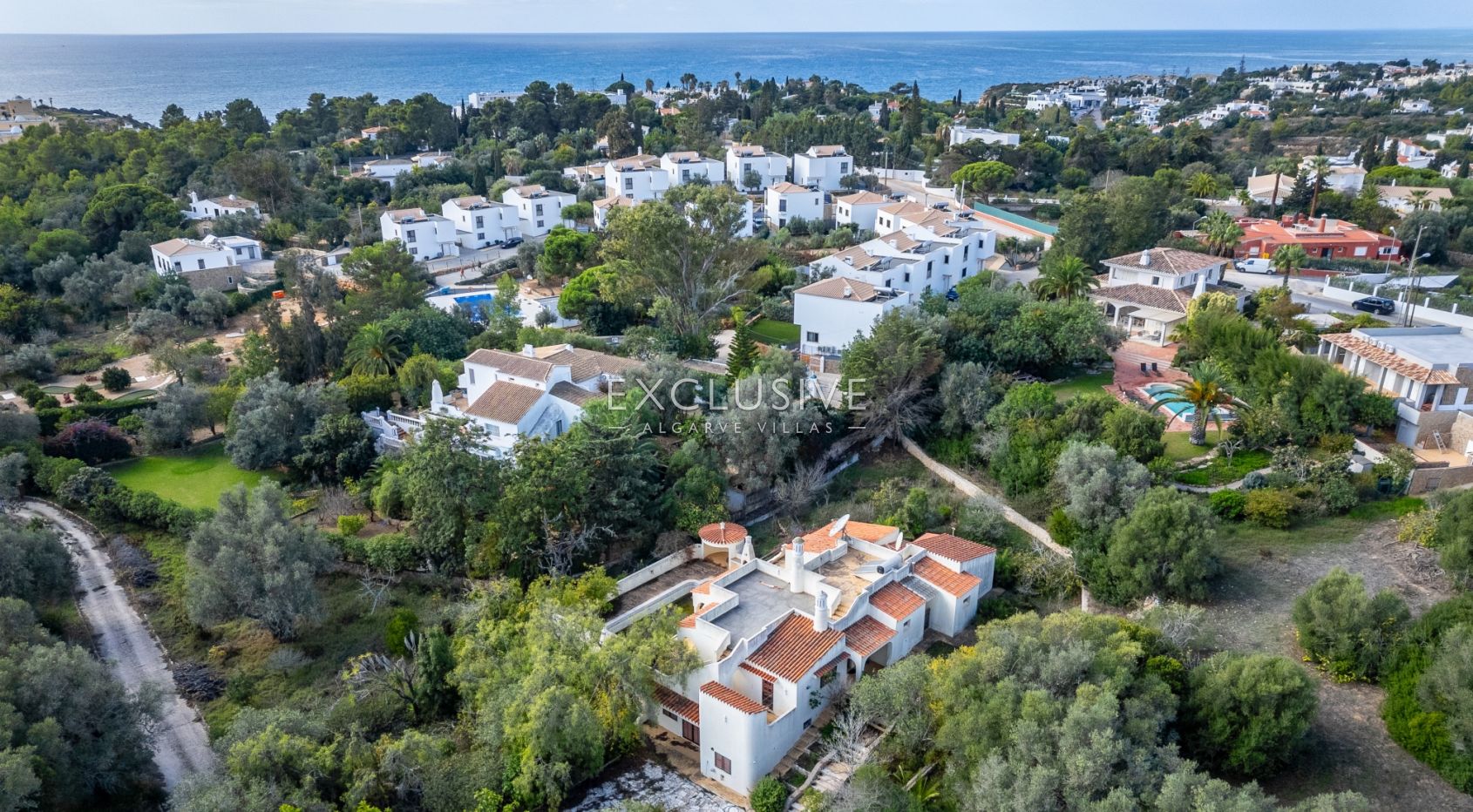 Villa Carvoeiro, renovation opportunity in a prime location, large plot, distant sea views