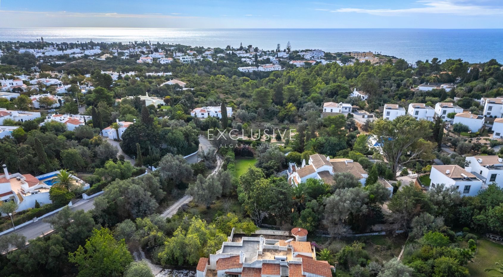 Villa Carvoeiro, renovation opportunity in a prime location, large plot, distant sea views