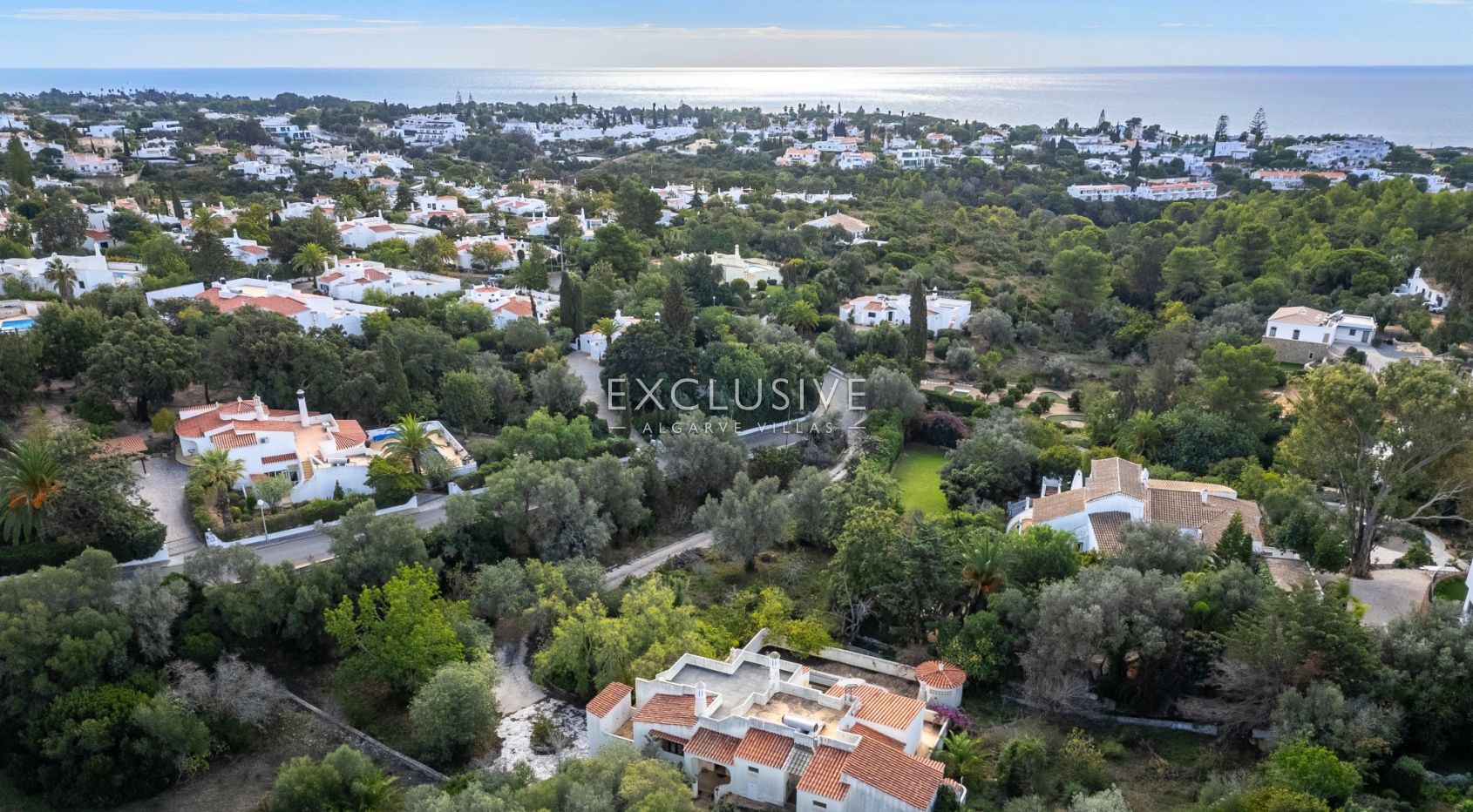 Villa Carvoeiro, renovation opportunity in a prime location, large plot, distant sea views