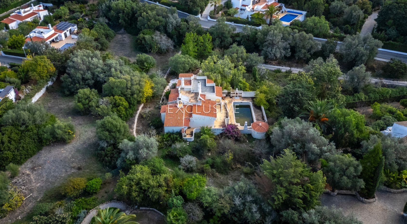 Villa Carvoeiro, renovation opportunity in a prime location, large plot, distant sea views
