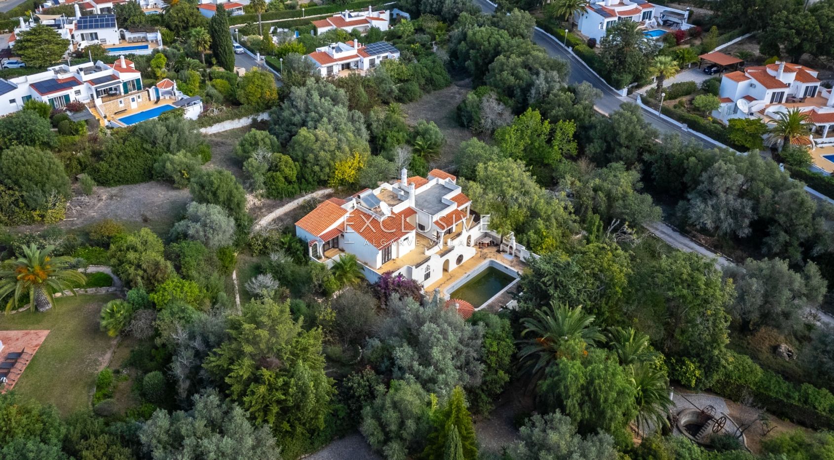 Villa Carvoeiro, renovation opportunity in a prime location, large plot, distant sea views