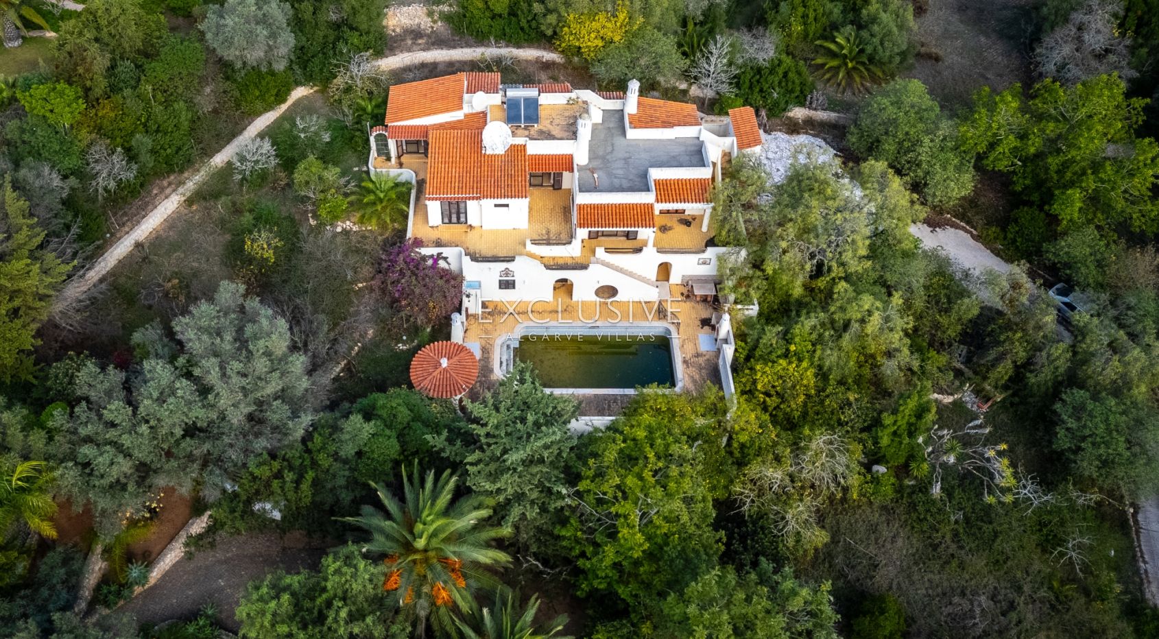 Villa Carvoeiro, renovation opportunity in a prime location, large plot, distant sea views