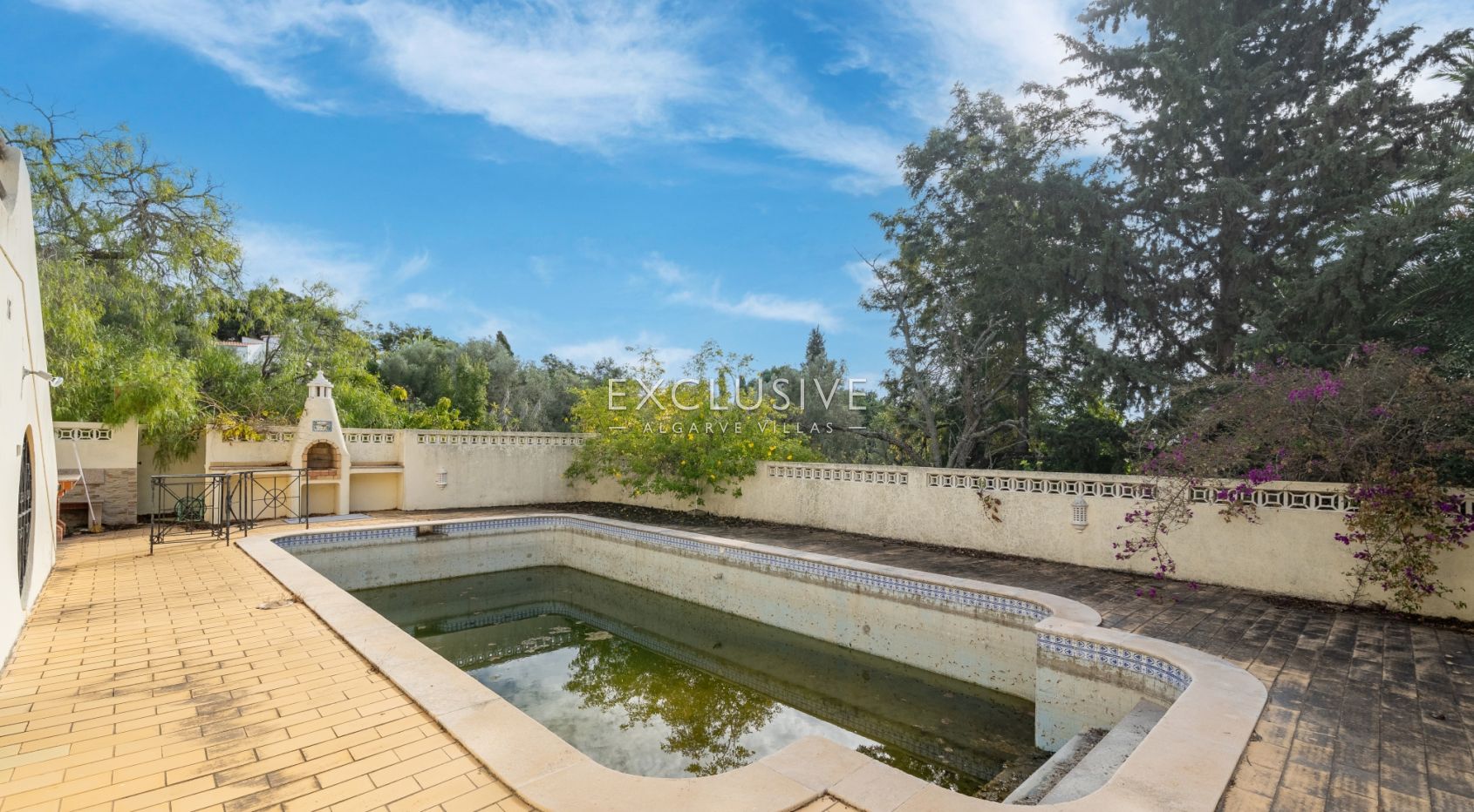 Villa Carvoeiro, renovation opportunity in a prime location, large plot, distant sea views