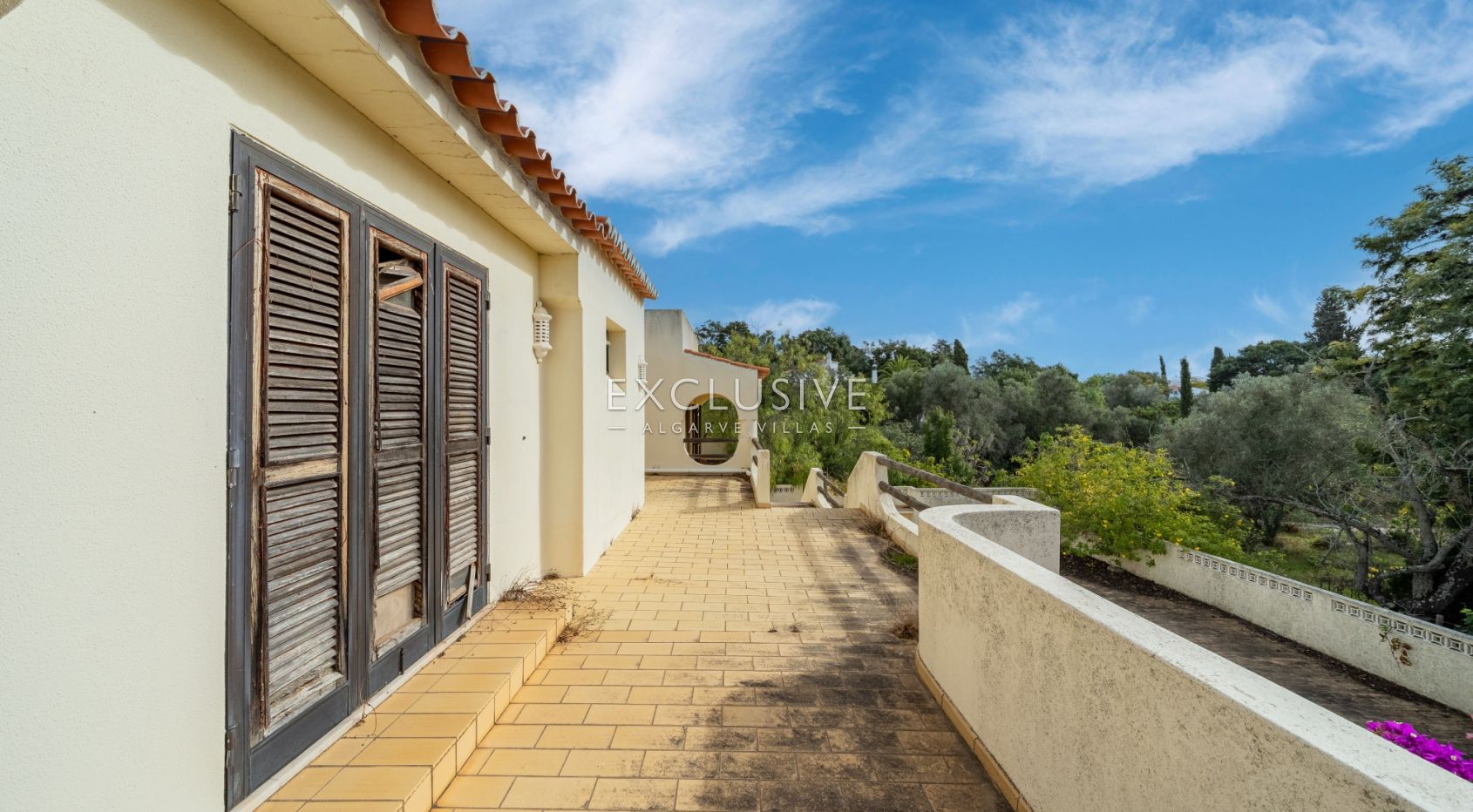 Villa Carvoeiro, renovation opportunity in a prime location, large plot, distant sea views