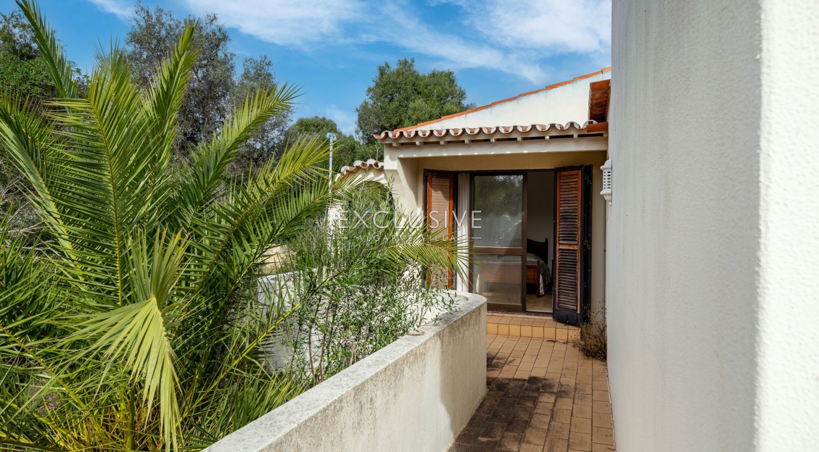 Villa Carvoeiro, renovation opportunity in a prime location, large plot, distant sea views