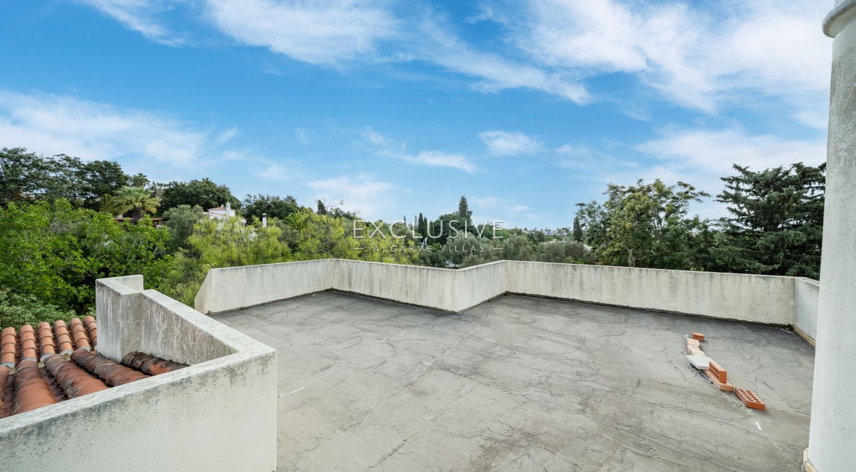 Villa Carvoeiro, renovation opportunity in a prime location, large plot, distant sea views
