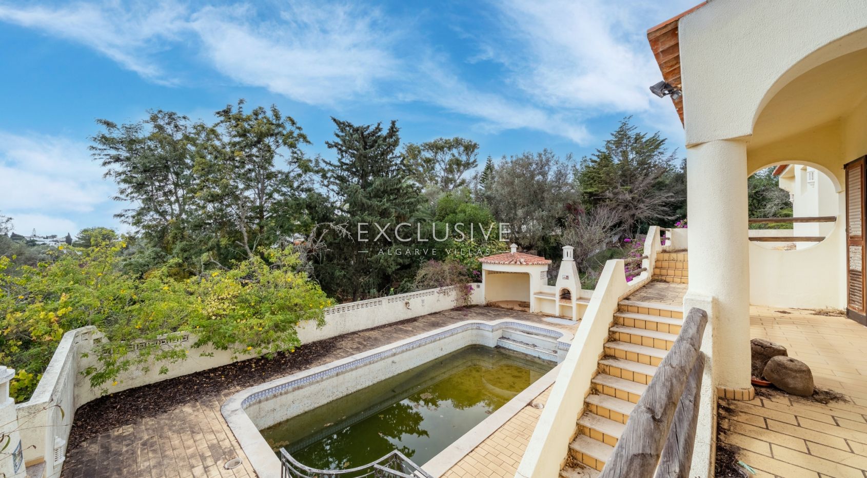 Villa Carvoeiro, renovation opportunity in a prime location, large plot, distant sea views
