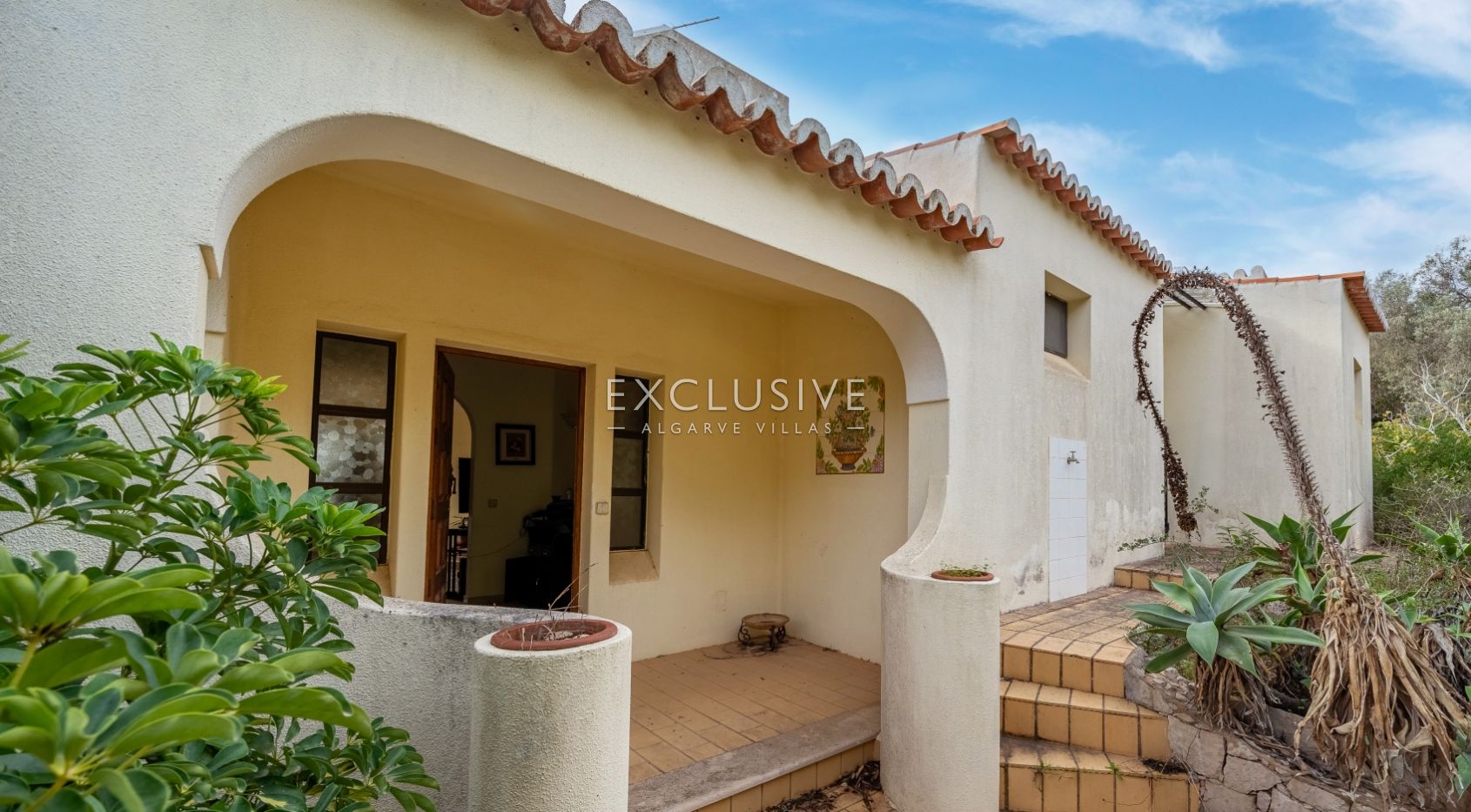 Villa Carvoeiro, renovation opportunity in a prime location, large plot, distant sea views