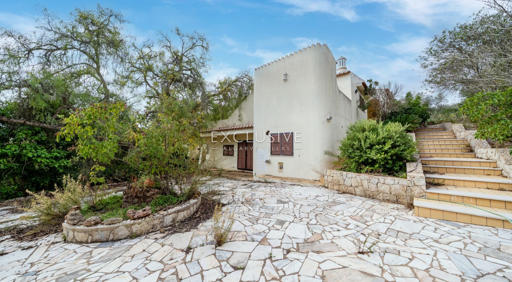 Villa Carvoeiro, renovation opportunity in a prime location, large plot, distant sea views