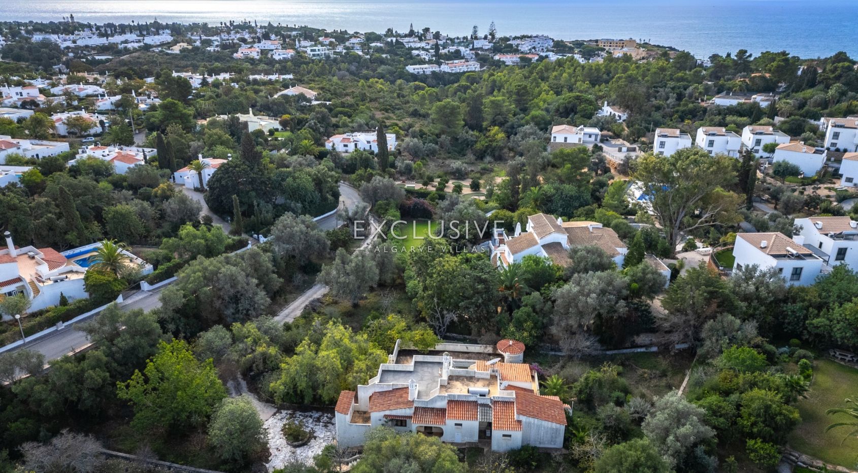Villa Carvoeiro, renovation opportunity in a prime location, large plot, distant sea views