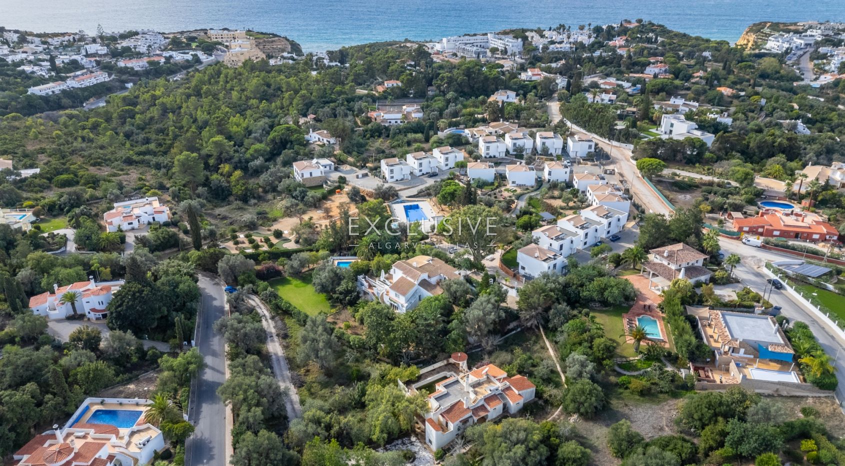 Villa Carvoeiro, renovation opportunity in a prime location, large plot, distant sea views