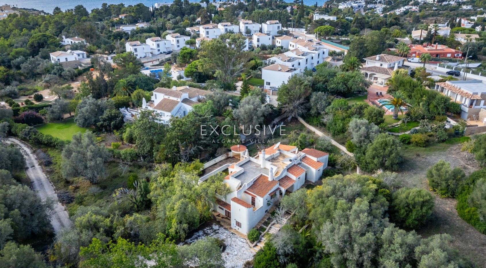 Villa Carvoeiro, renovation opportunity in a prime location, large plot, distant sea views
