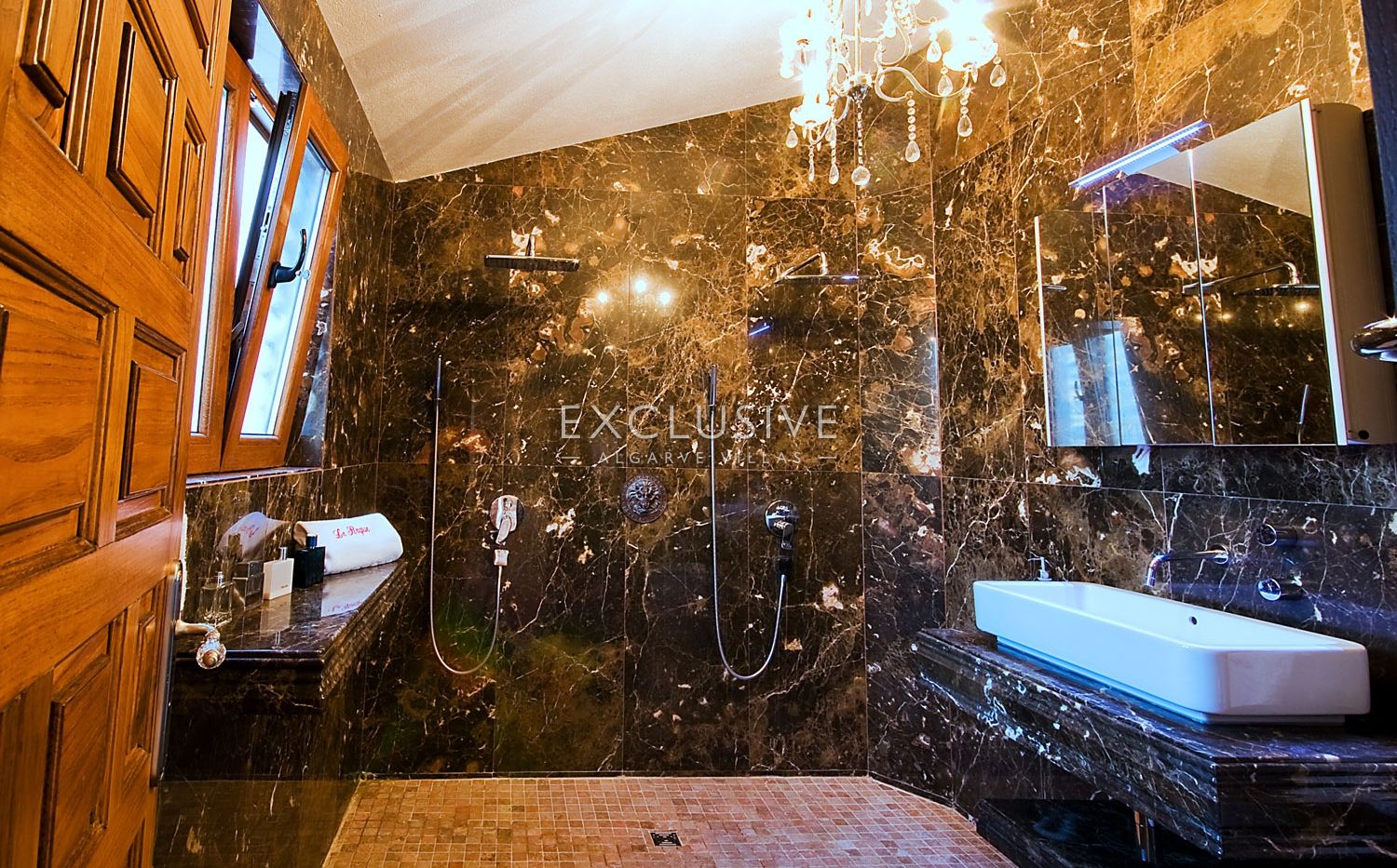 7-Schlafzimmer-Villa mit Vermietungspotenzial in der Nähe Centeanes Strand, Carvoeiro