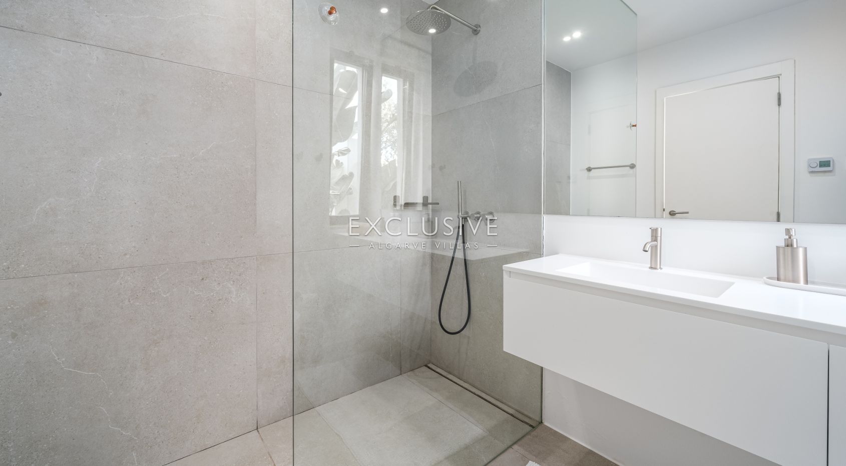 Elegante Villa mit außergewöhnlicher Aussicht und direktem Zugang zum Palmares Golf, Al