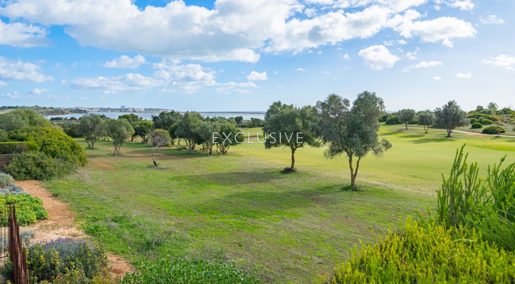 Elegante Villa mit außergewöhnlicher Aussicht und direktem Zugang zum Palmares Golf, Al