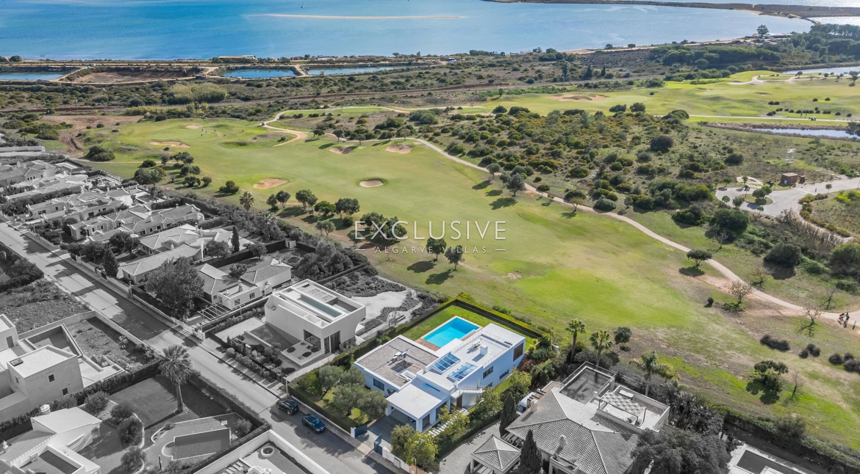 Elegante Villa mit außergewöhnlicher Aussicht und direktem Zugang zum Palmares Golf, Al