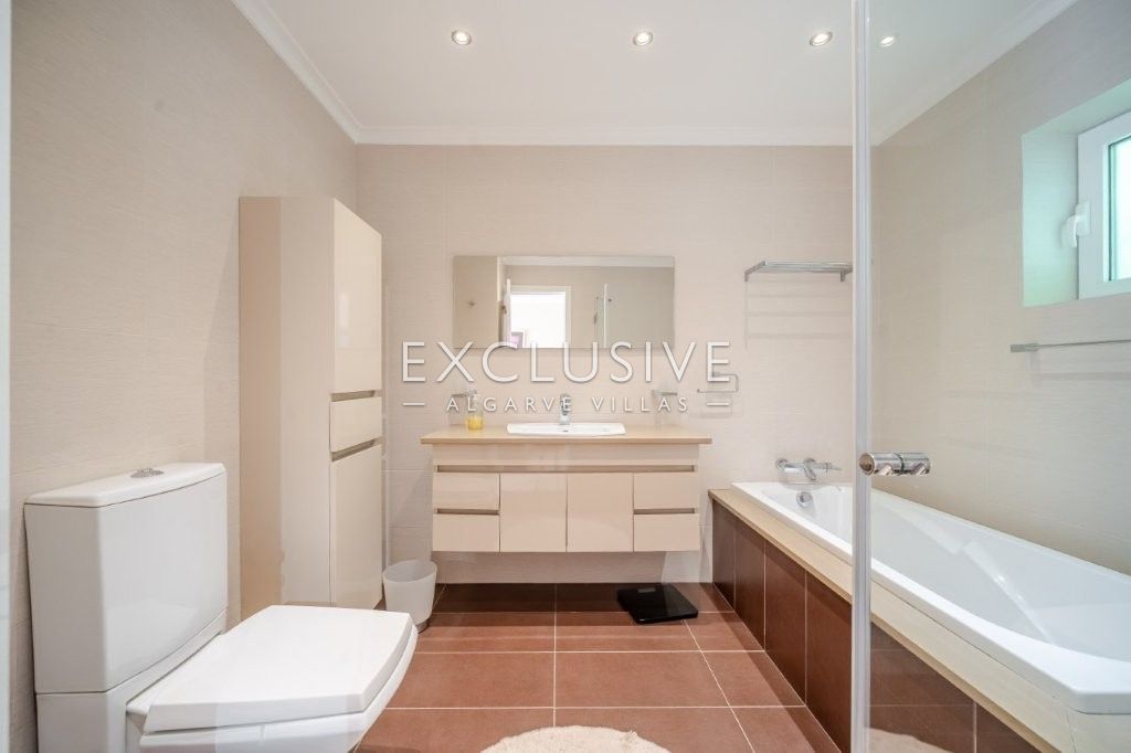 Exklusive 3 + 1 Schlafzimmer Villa auf großem Grundstück und Pool in Monte Judeu bei Po