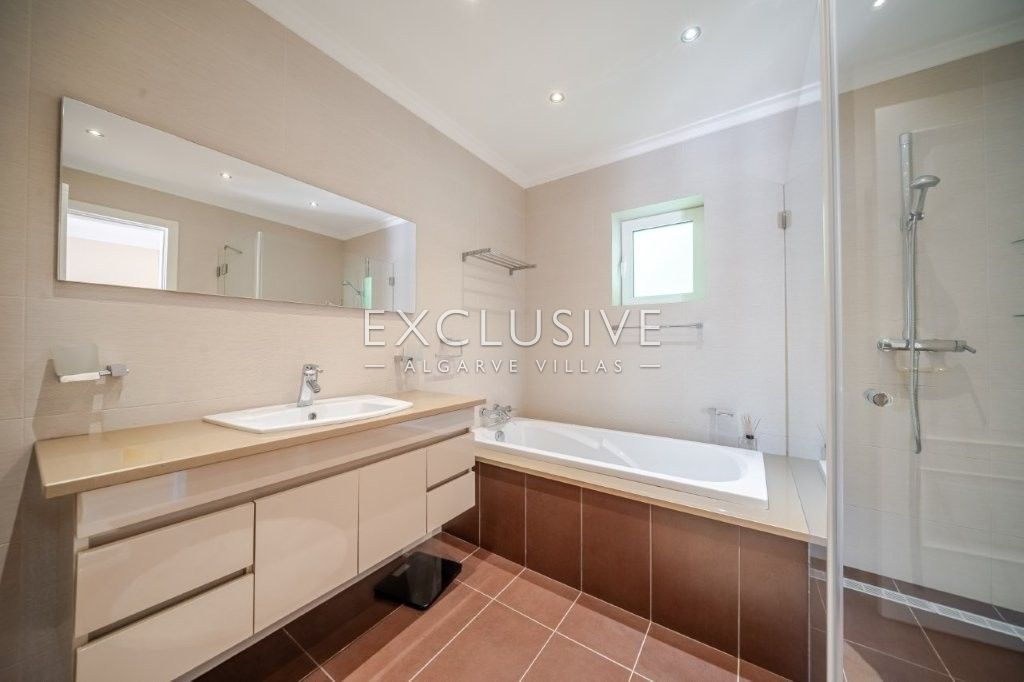 Exklusive 3 + 1 Schlafzimmer Villa auf großem Grundstück und Pool in Monte Judeu bei Po