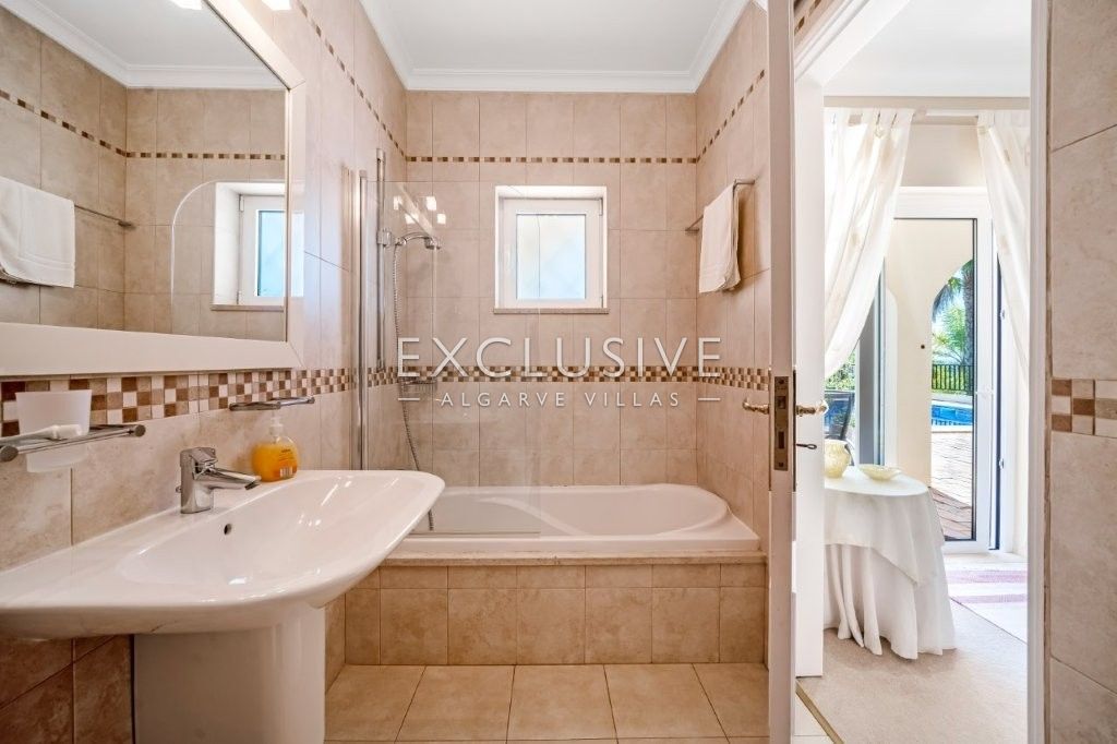 Exklusive 3 + 1 Schlafzimmer Villa auf großem Grundstück und Pool in Monte Judeu bei Po