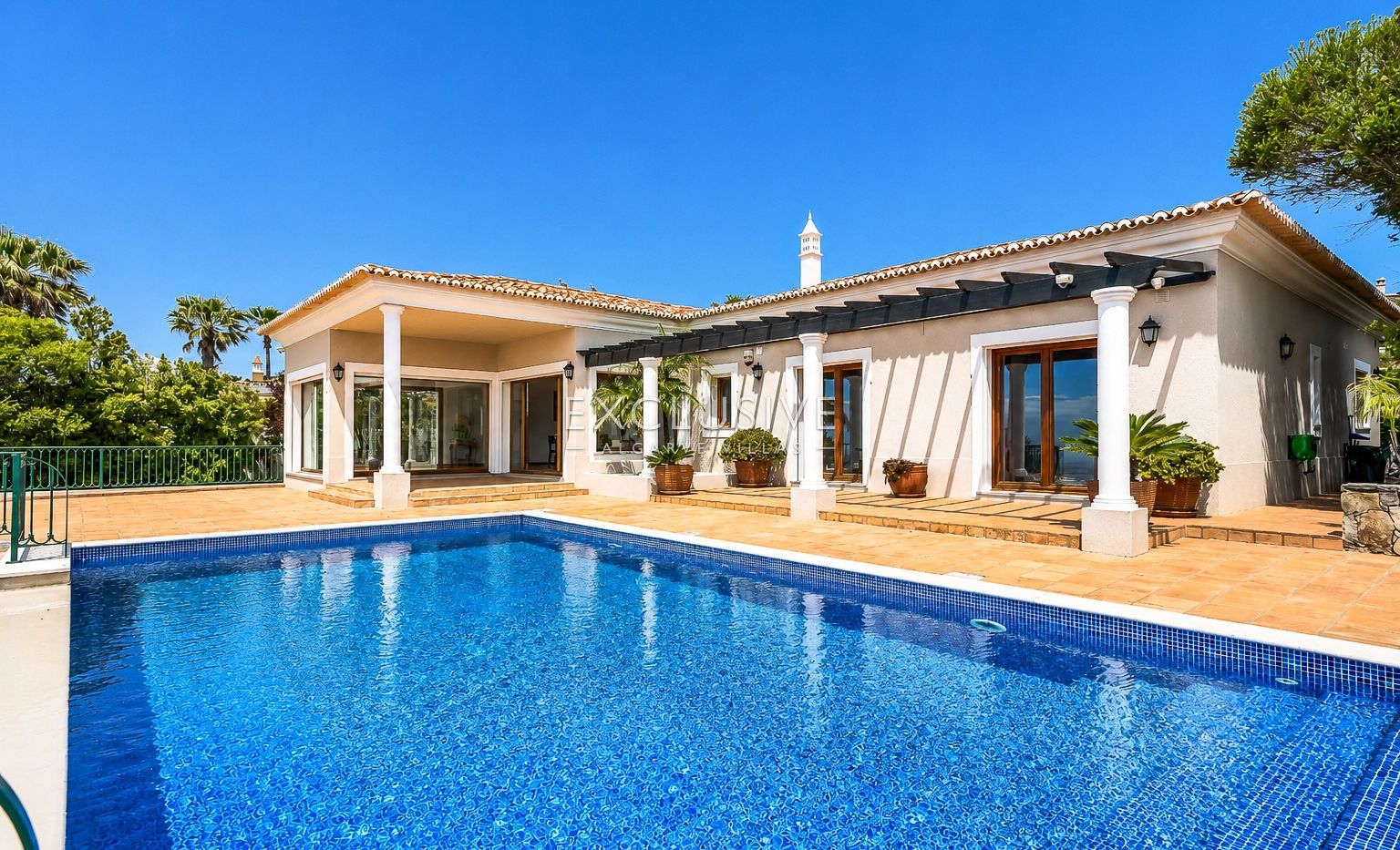 4-Schlafzimmer-Villa in Santa Bárbara de Nexe mit unverbautem Meerblick