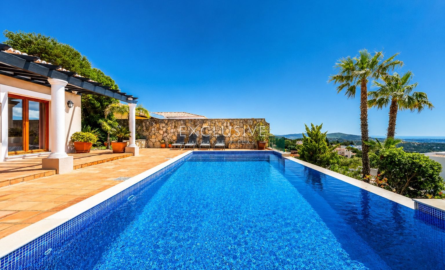 4-Schlafzimmer-Villa in Santa Bárbara de Nexe mit unverbautem Meerblick