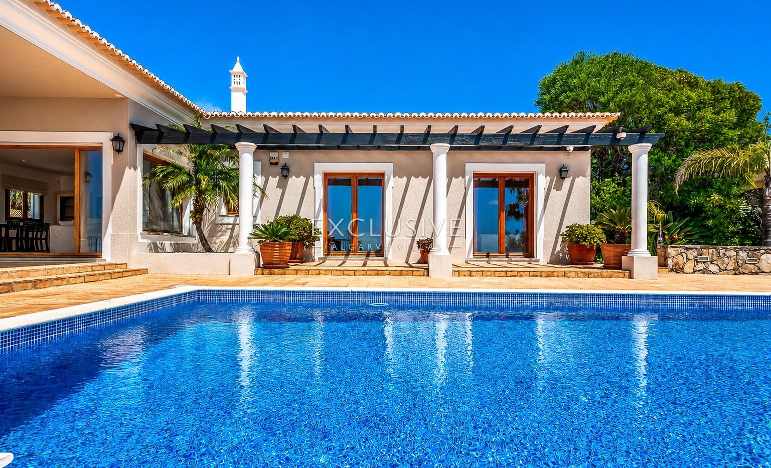 4-Schlafzimmer-Villa in Santa Bárbara de Nexe mit unverbautem Meerblick