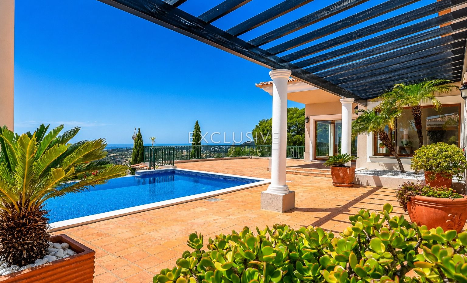 4-Schlafzimmer-Villa in Santa Bárbara de Nexe mit unverbautem Meerblick