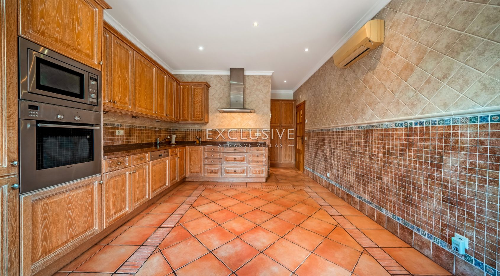 4-Schlafzimmer-Villa in Santa Bárbara de Nexe mit unverbautem Meerblick
