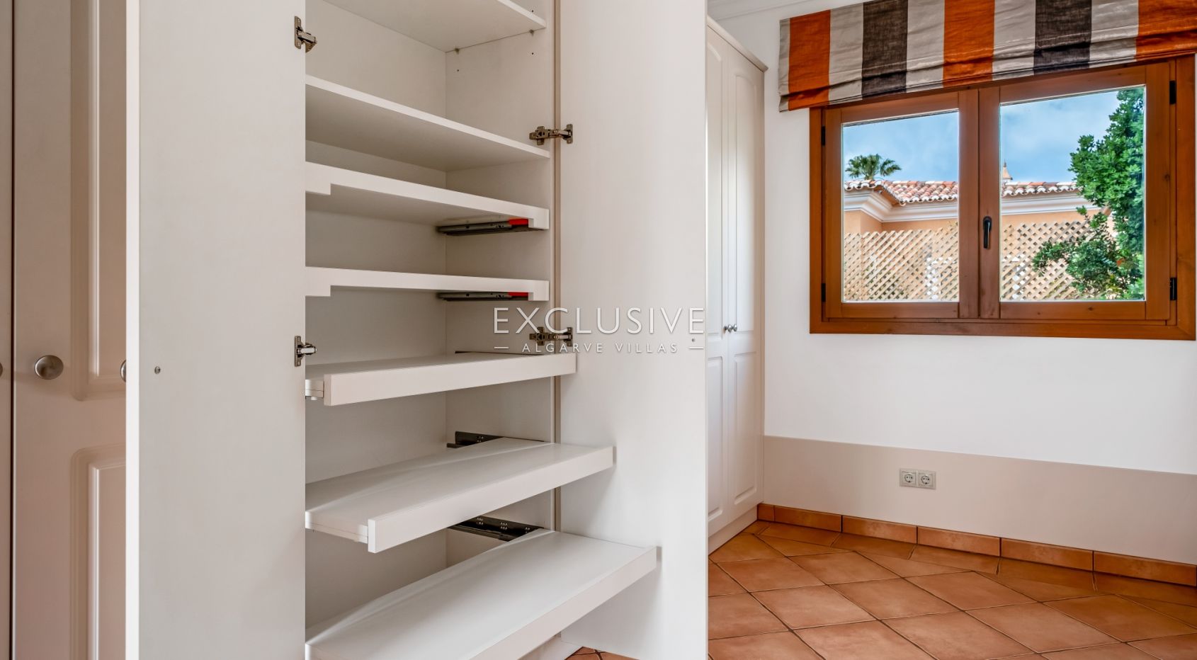 4-Schlafzimmer-Villa in Santa Bárbara de Nexe mit unverbautem Meerblick