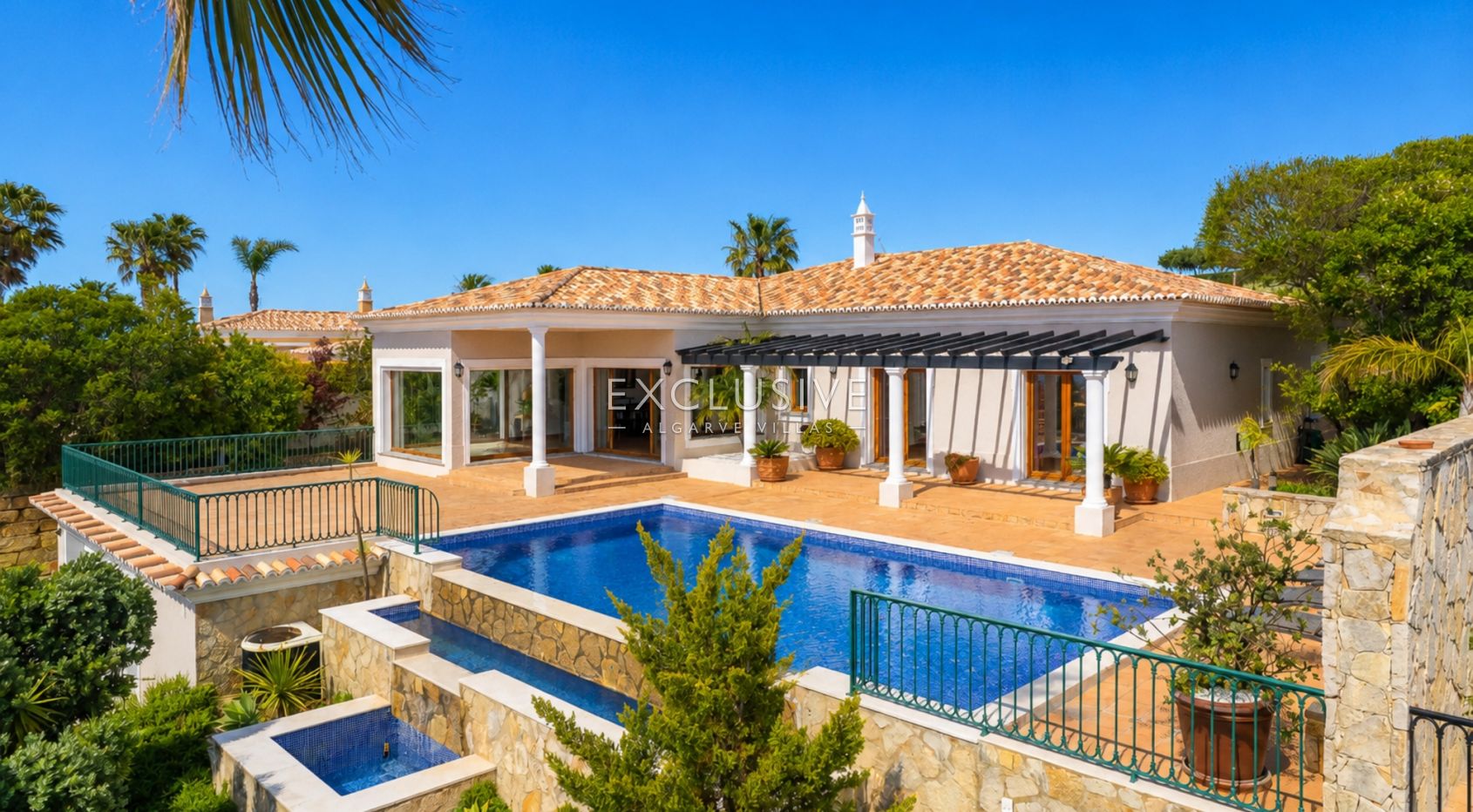 4-Schlafzimmer-Villa in Santa Bárbara de Nexe mit unverbautem Meerblick