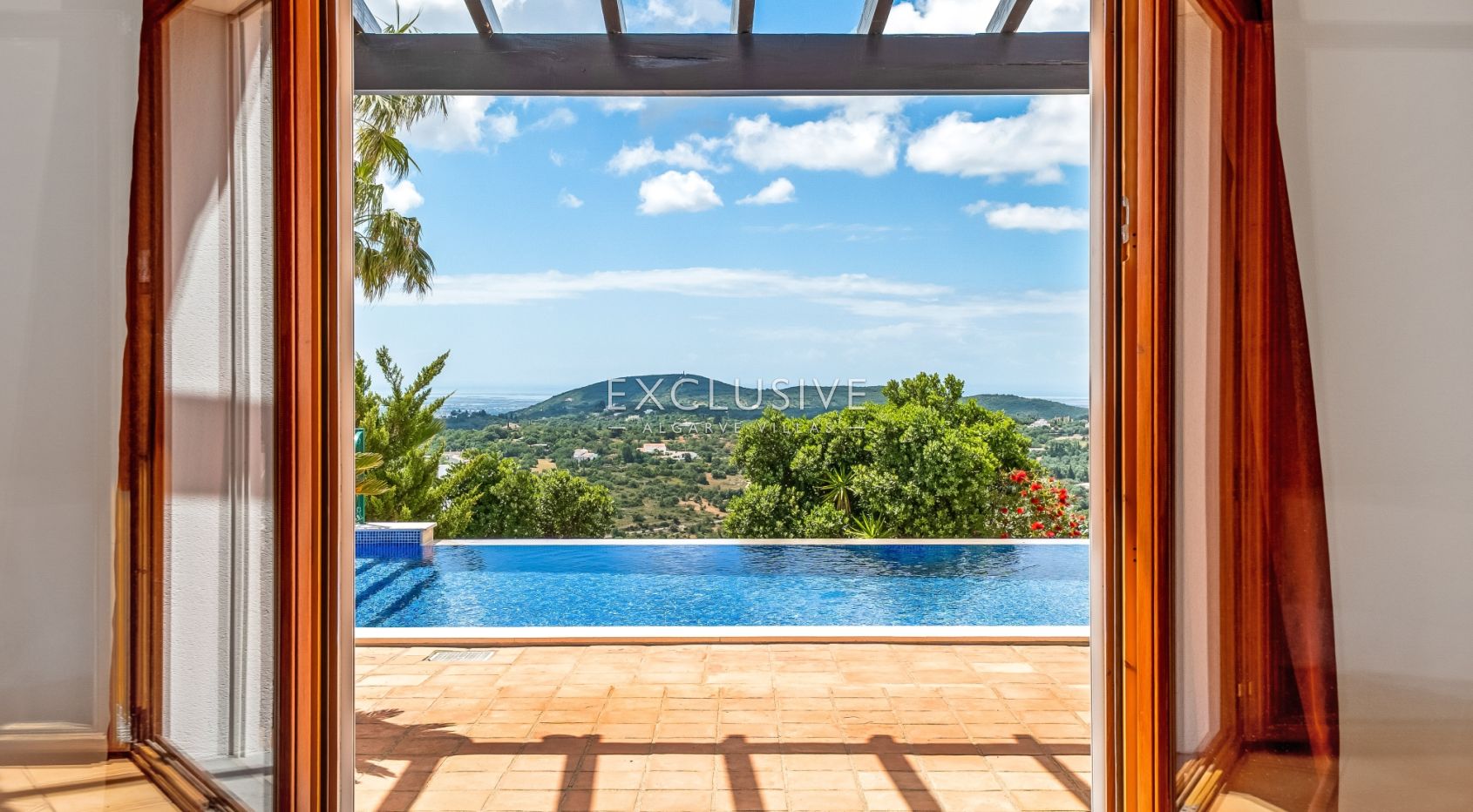 4-Schlafzimmer-Villa in Santa Bárbara de Nexe mit unverbautem Meerblick