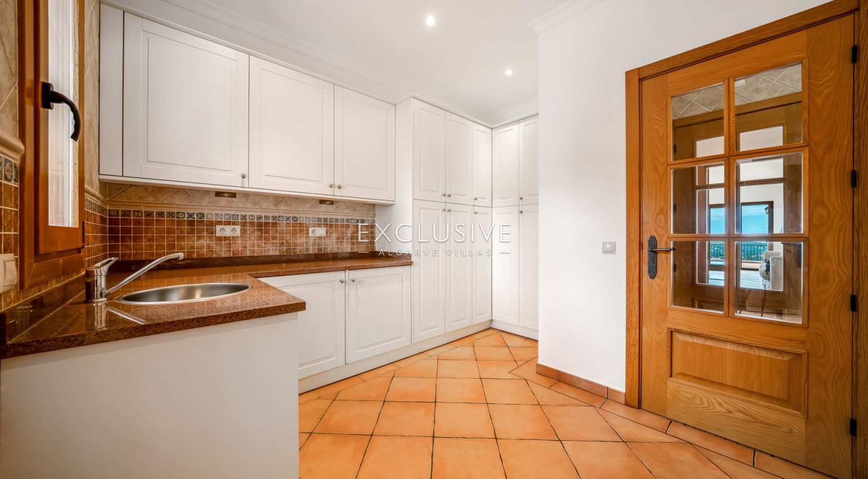4-Schlafzimmer-Villa in Santa Bárbara de Nexe mit unverbautem Meerblick