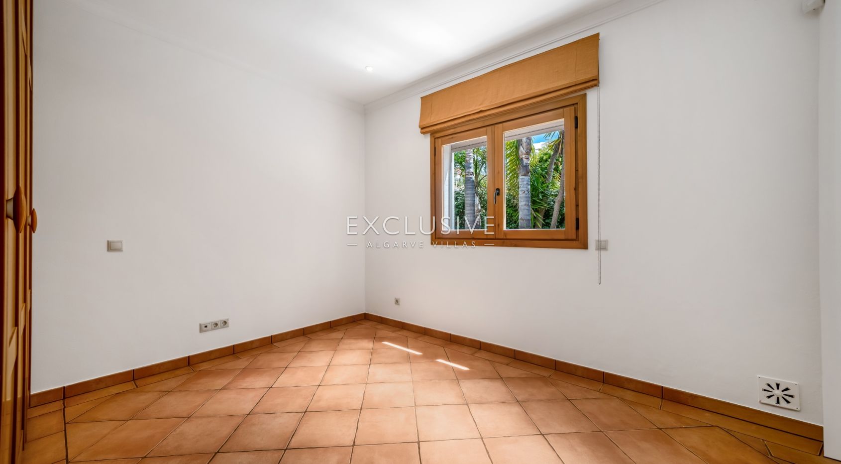 4-Schlafzimmer-Villa in Santa Bárbara de Nexe mit unverbautem Meerblick