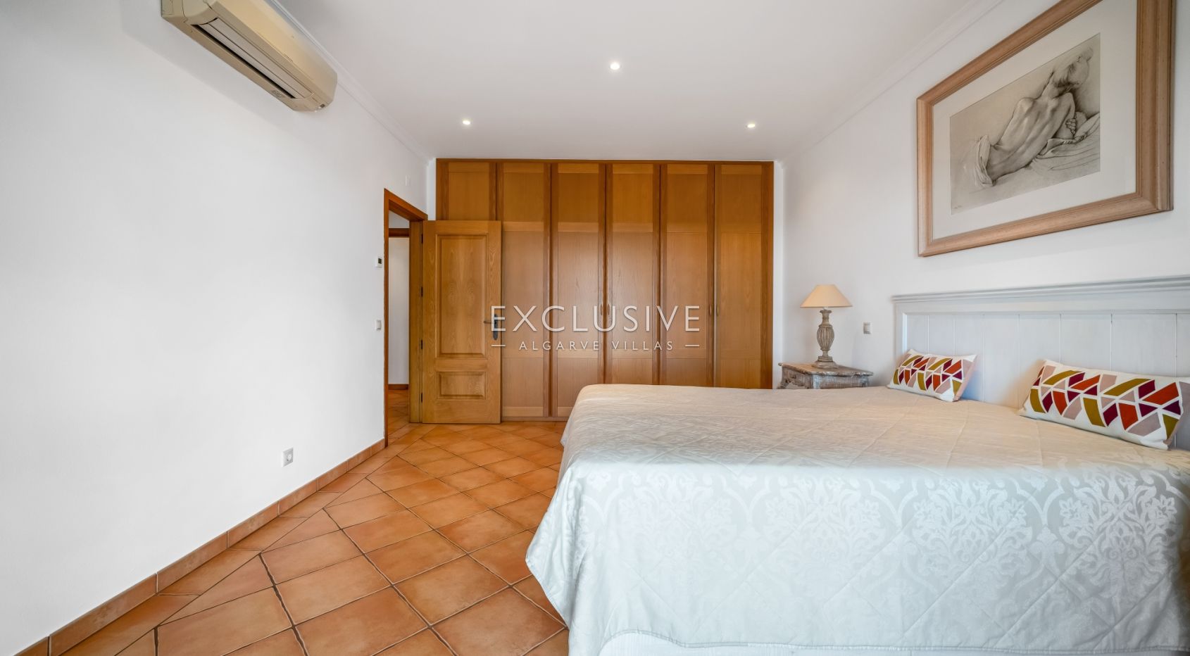 4-Schlafzimmer-Villa in Santa Bárbara de Nexe mit unverbautem Meerblick