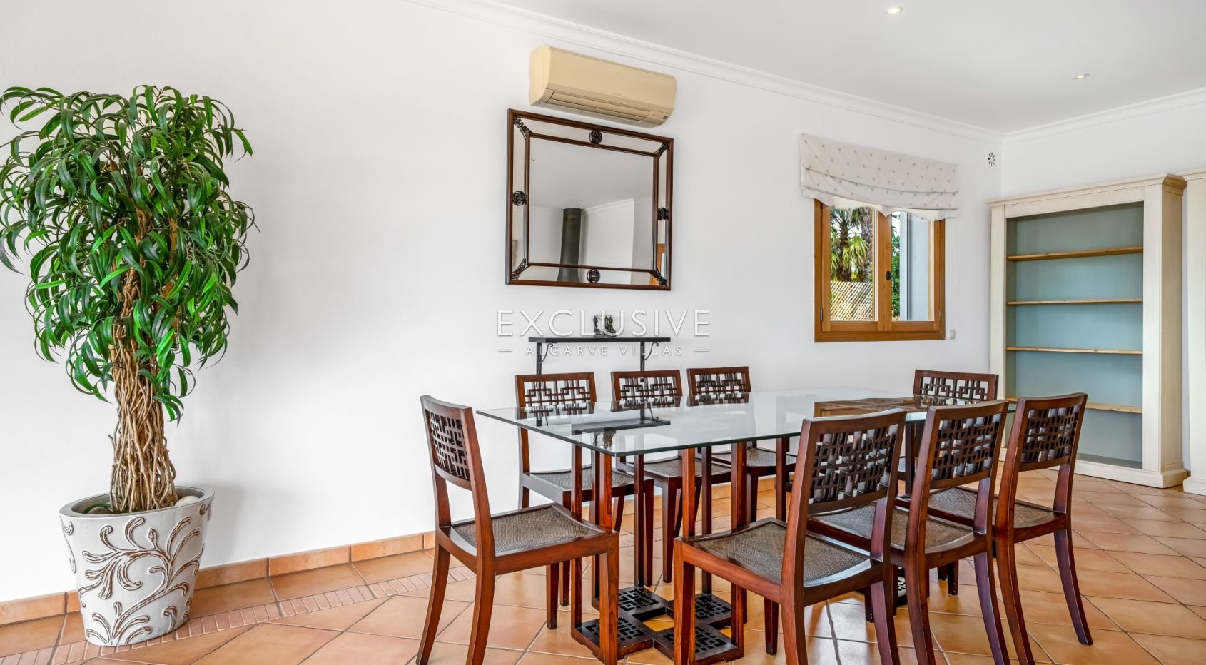 4-Schlafzimmer-Villa in Santa Bárbara de Nexe mit unverbautem Meerblick