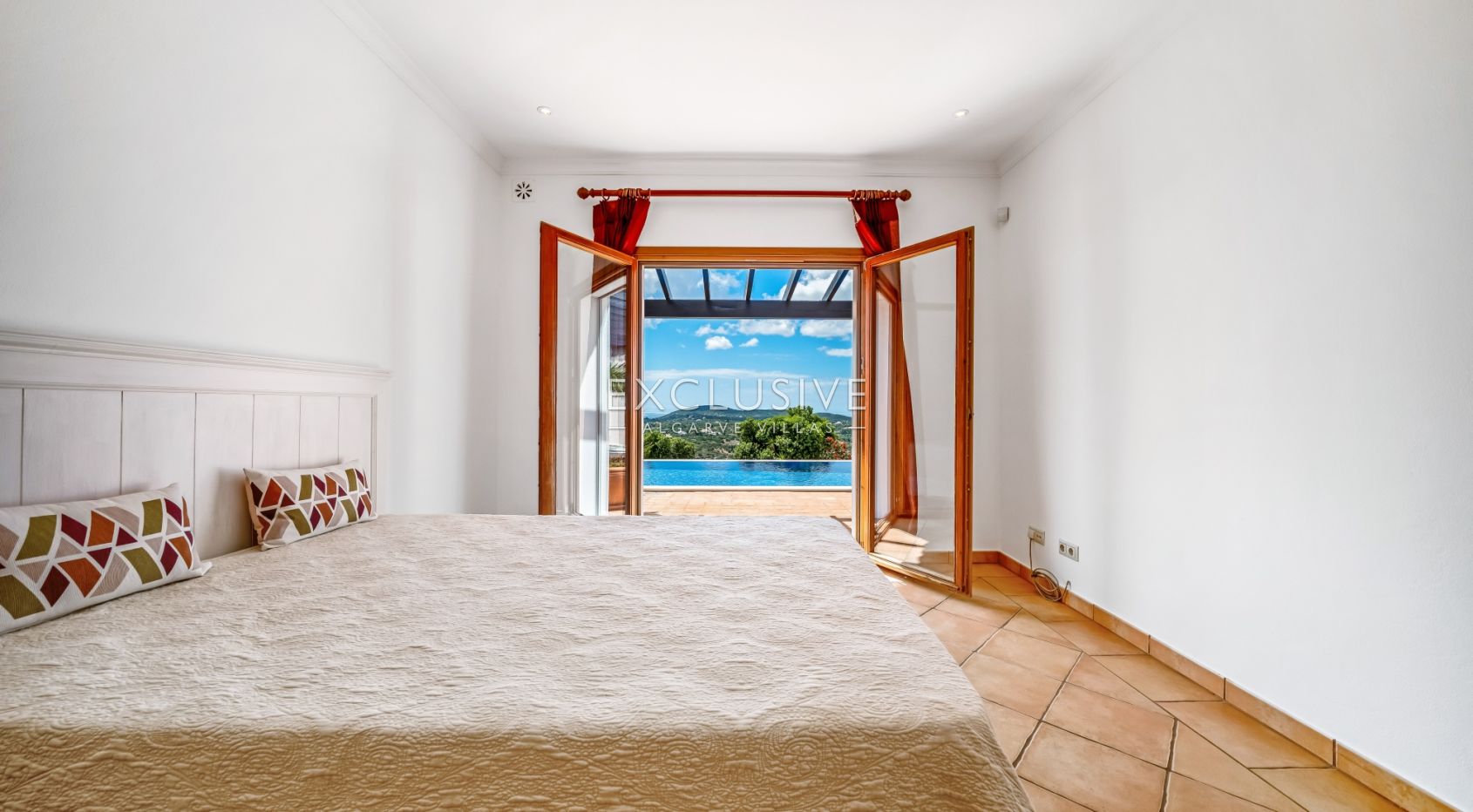 4-Schlafzimmer-Villa in Santa Bárbara de Nexe mit unverbautem Meerblick