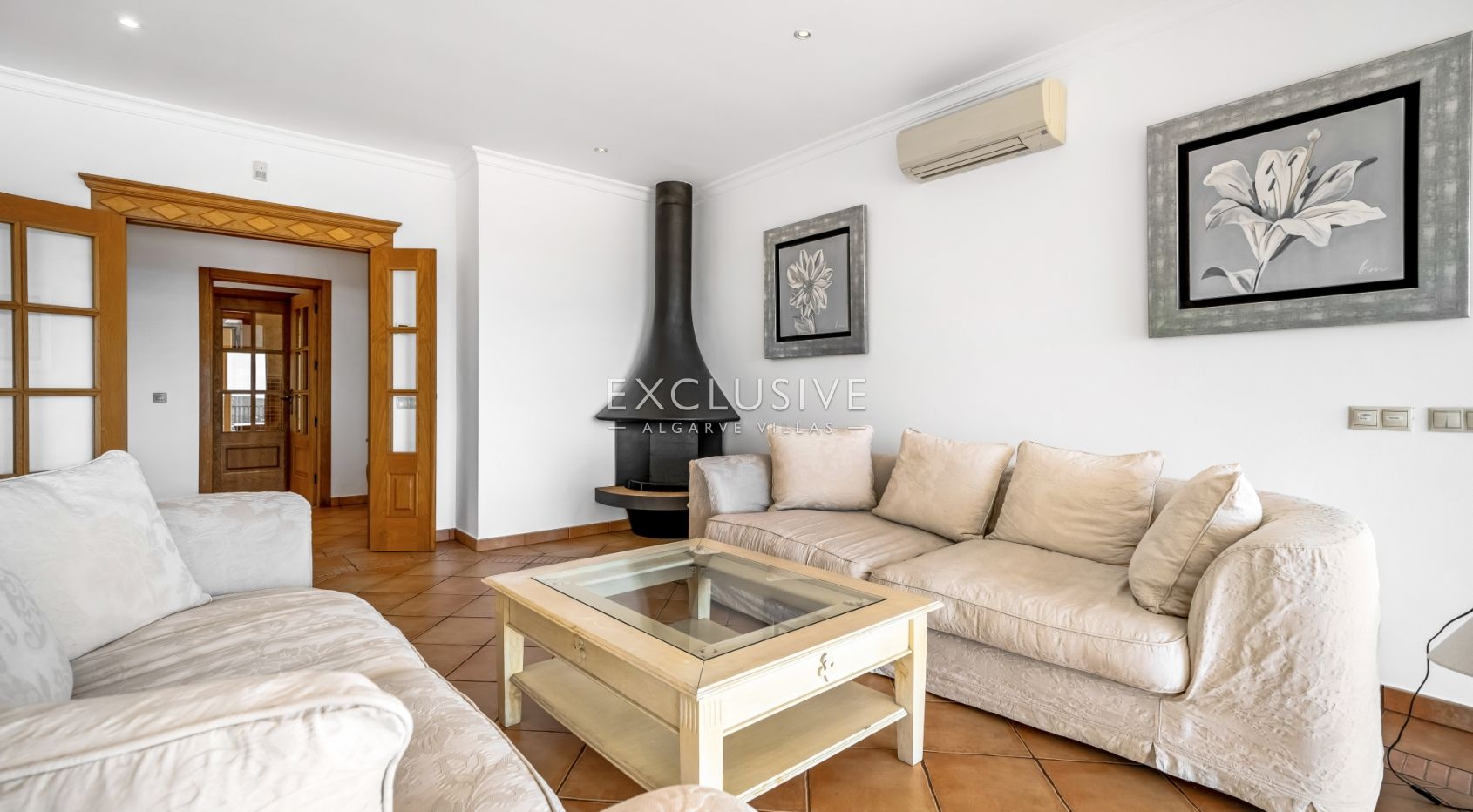 4-Schlafzimmer-Villa in Santa Bárbara de Nexe mit unverbautem Meerblick