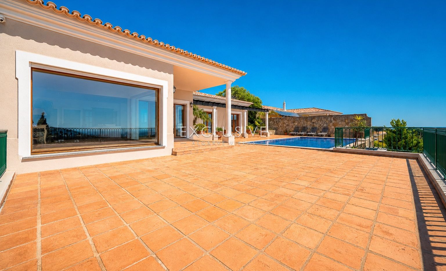 4-Schlafzimmer-Villa in Santa Bárbara de Nexe mit unverbautem Meerblick