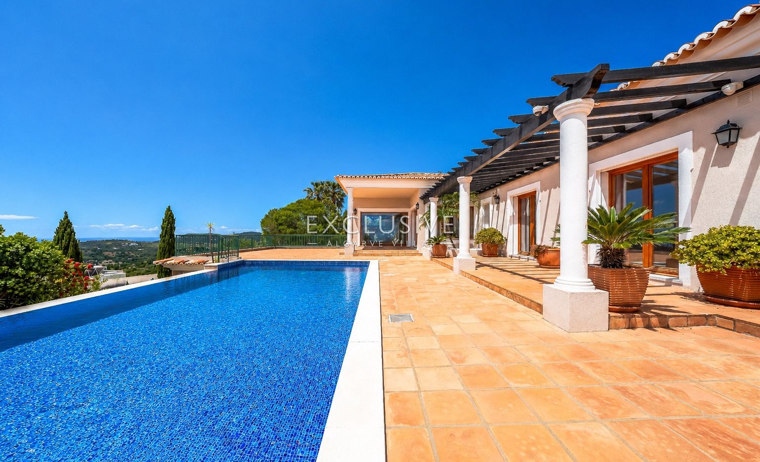 4-Schlafzimmer-Villa in Santa Bárbara de Nexe mit unverbautem Meerblick