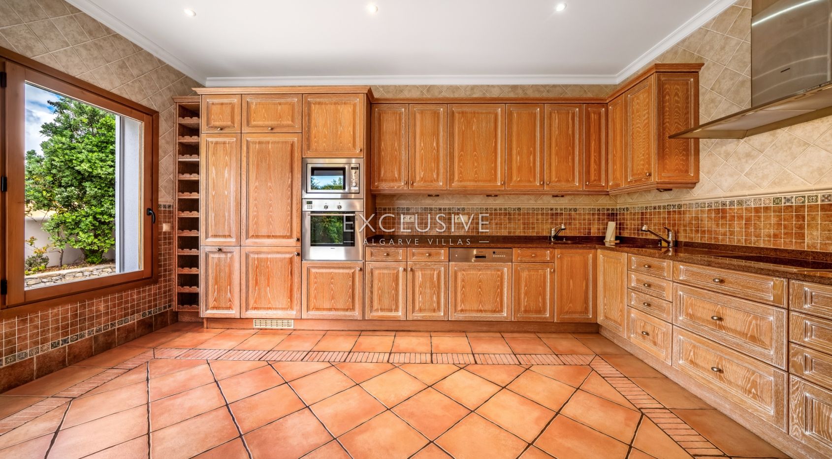 4-Schlafzimmer-Villa in Santa Bárbara de Nexe mit unverbautem Meerblick