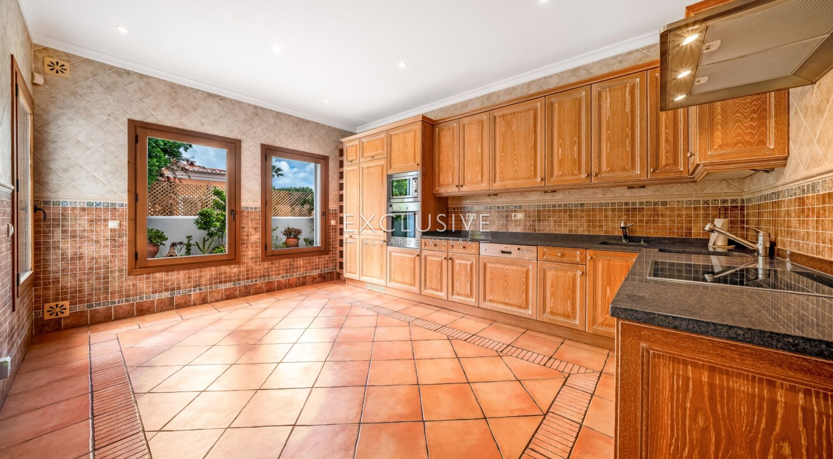 4-Schlafzimmer-Villa in Santa Bárbara de Nexe mit unverbautem Meerblick