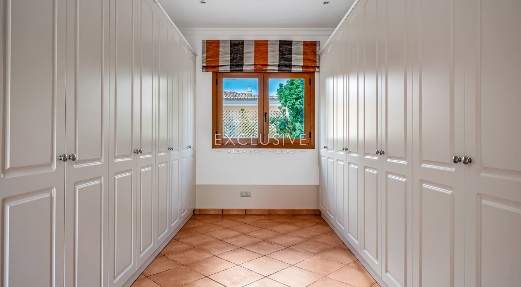 4-Schlafzimmer-Villa in Santa Bárbara de Nexe mit unverbautem Meerblick
