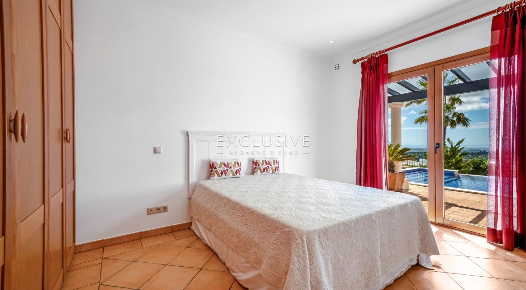 4-Schlafzimmer-Villa in Santa Bárbara de Nexe mit unverbautem Meerblick